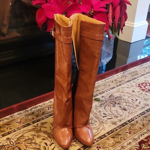 NEW!! Croc-Embossed Knee-High Heeled Boots. Brownish color - Picture 3 of 16